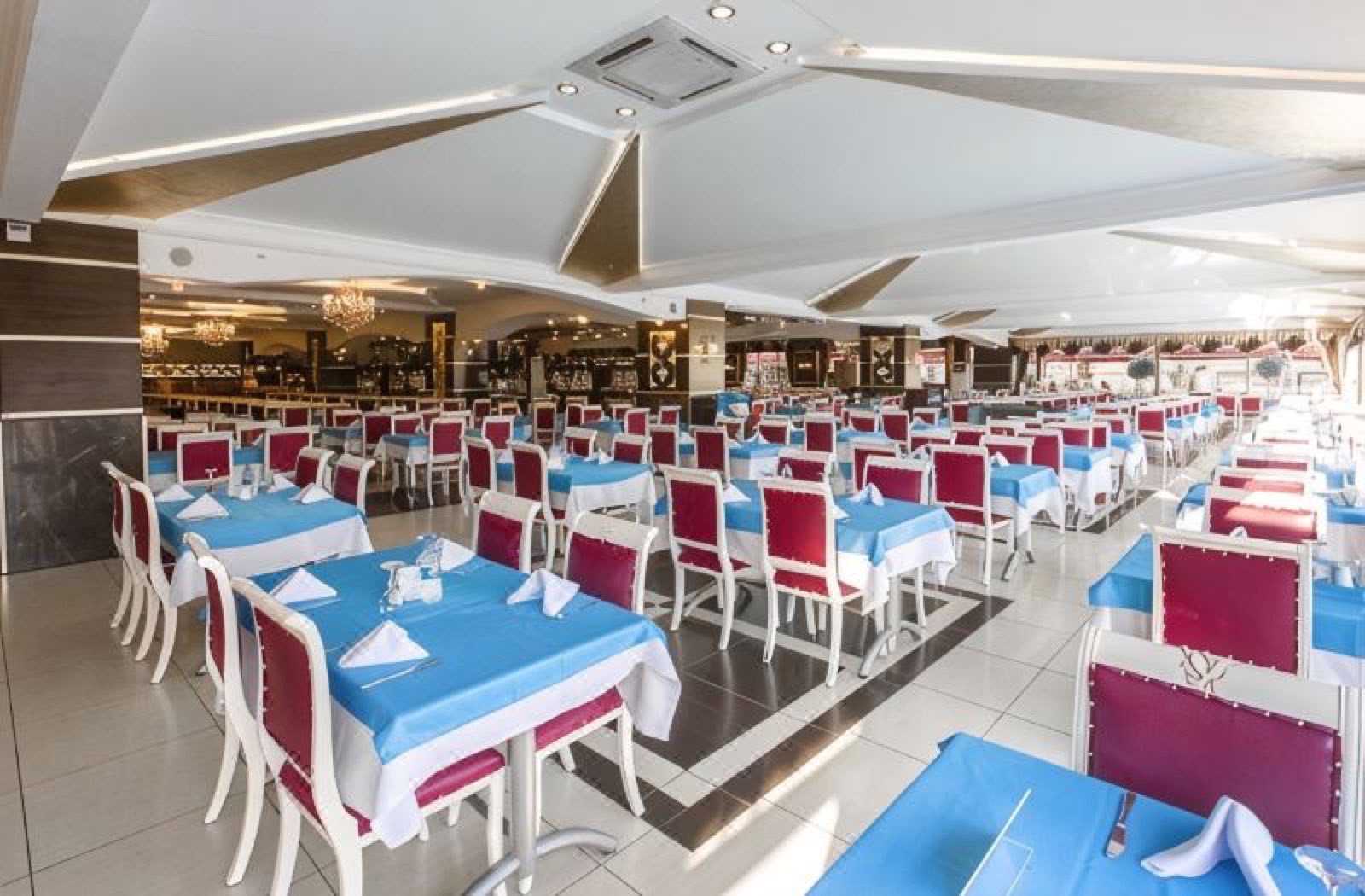 The main restaurant before service